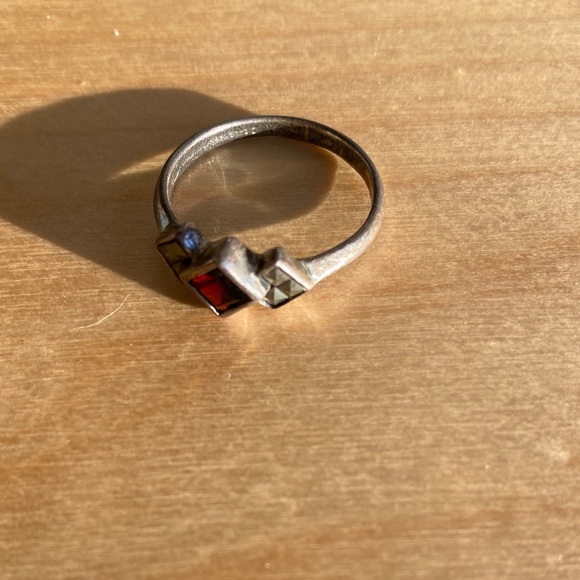 Jewelry - Vtg Garnet & Marquisite Bevel ring